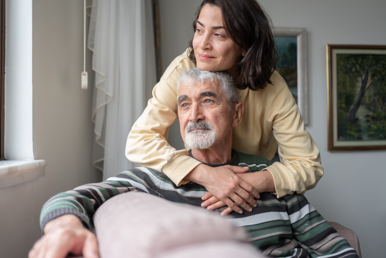 Adult child supporting loved one with Parkinson’s